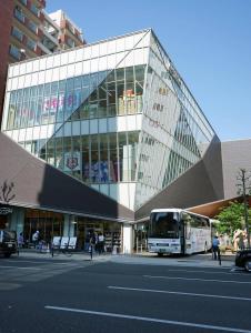 大阪市にあるベニキアカルトンホテル大阪道頓堀のバスが建物の前に停まっている