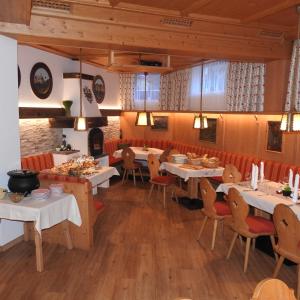 
Ein Restaurant oder anderes Speiselokal in der Unterkunft Gasthof Piburger See 
