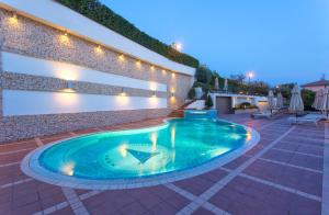 a swimming pool in the middle of a patio at Virgilio Grand Hotel in Sperlonga
