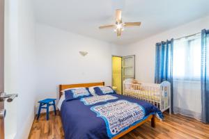 Posteľ alebo postele v izbe v ubytovaní Villa Maslina with private pool on quiet location - by TA Leut Agency + 37 fotografií