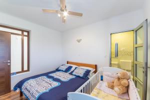 Posteľ alebo postele v izbe v ubytovaní Villa Maslina with private pool on quiet location - by TA Leut Agency