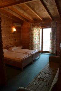En eller flere senge i et værelse på Hotel Adriatik 2