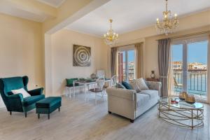 埃尔莫波利斯Anaria Gold Suite的带沙发、椅子和桌子的客厅