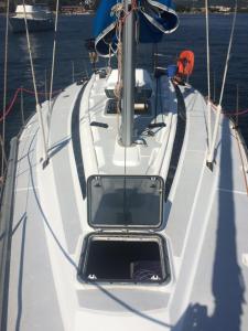 Biała łódź zacumowana w wodzie w obiekcie stlocavoile 4, bateau seuls à bord w mieście Porto-Vecchio