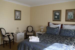 
A bed or beds in a room at Bathurst Heights Bed & Breakfast
