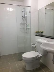 a bathroom with a shower and a toilet and a sink at Plum Phahol89, Prachathipat in Ban Talat Rangsit