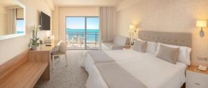 Un dormitorio con una gran cama blanca y un balcón. en Hotel RH Corona del Mar 4* Sup, en Benidorm