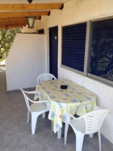 une table et des chaises assises sur une terrasse dans l'établissement B&D 1, à Zóla 103 autres photos