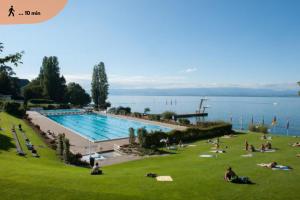 O vedere a piscinei de la sau din apropiere de Le Baron