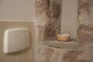 a basket next to a paper towel dispenser in a bathroom at Al Libro Letto in Viterbo