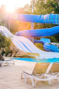 Camping RCN Le Moulin de la Pique内部或周边的泳池