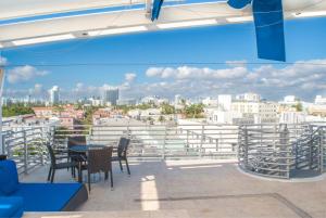 Penthouse De Soleil South Beach - on Ocean Drive Miami Beach في ميامي بيتش: بلكونة مطلة على المدينة