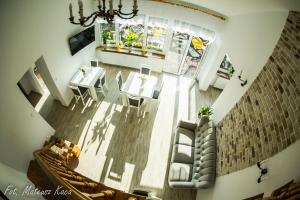 Μια τηλεόραση ή/και κέντρο ψυχαγωγίας στο Karmuszka Family House z jacuzzie, sauną i siłownią na wyłączność