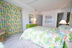 Ein Bett oder Betten in einem Zimmer der Unterkunft Ocean Hideaway 202 Apartment
