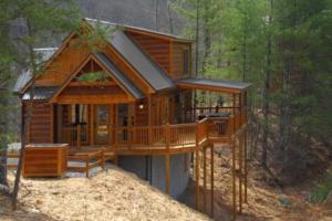 eine große Holzhütte mitten im Wald in der Unterkunft A Suite Mountain Retreat Cabin in Pigeon Forge