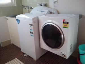 una lavadora y secadora blancas en una habitación en Maggie's Family Retreat, en Rockingham