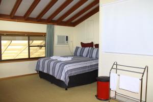 Een bed of bedden in een kamer bij Bathurst Heights Bed & Breakfast