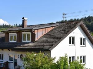 una casa bianca con tetto marrone di Ferienwohnung Wiedergrün a Durbach