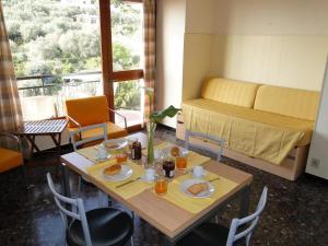 een kamer met een tafel met borden eten erop bij Residence La Carruba in Diano Marina