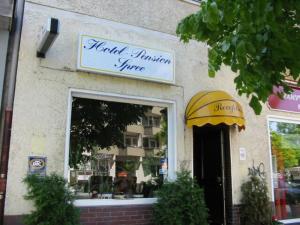 柏林施普雷河潘森酒店的建筑前有标志的商店