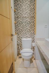 Uma casa de banho em LeGreen Suite Poso