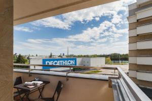 Balkón alebo terasa v ubytovaní Tauron Arena Elegant Apartment Dąbska by Noclegi Renters + 15 fotografií