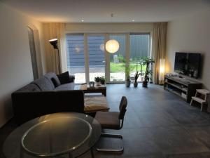 Μια τηλεόραση ή/και κέντρο ψυχαγωγίας στο Appartement boerderij met paarden
