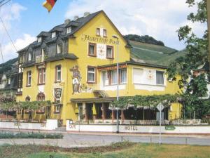 ein gelbes Gebäude an der Straßenseite in der Unterkunft Hotel Café Post in Rüdesheim am Rhein