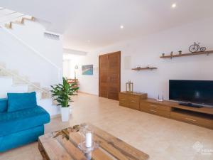 薩波夫拉的住宿－Vaumera f，客厅配有蓝色的沙发和电视