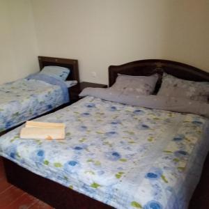 Un pat sau paturi într-o cameră la Goga Guesthouse