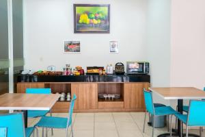 Restaurant o un lloc per menjar a LeGreen Suite Senayan