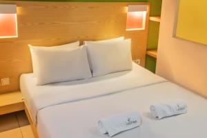 Llit o llits en una habitació de LeGreen Suite Senayan