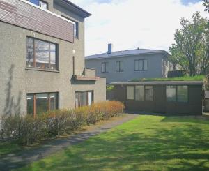 une maison avec une pelouse devant elle dans l'établissement Eric the Red Guesthouse, à Reykjavik