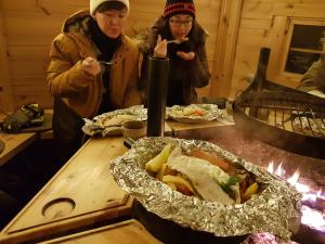 入住伊纳利湖移动小屋露营地的客人