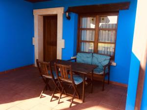 a dining room with a wooden table and chairs at APARTAMENTOS RURALES AZABACHE in Villaviciosa