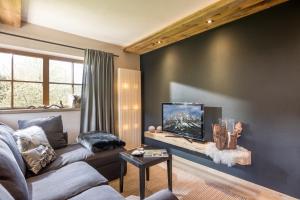 Televízia a/alebo spoločenská miestnosť v ubytovaní Apartment Enzian
