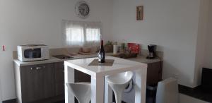 ポルト・ヴェッキオにあるStudio les Pounettesの白い島(ワインボトル付)のあるキッチンが備わります。