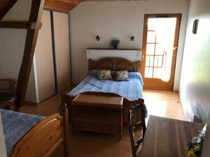 Un pequeño dormitorio con una cama y una escalera en Mountain Vacances - Maison Rachou, en Lanne-en-Barétous 