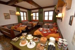 een woonkamer met tafels en stoelen met eten bij Tonnerhof in Schladming +16 foto's
