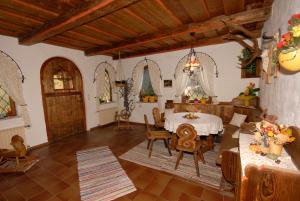 een grote woonkamer met een tafel en stoelen bij Tonnerhof in Schladming