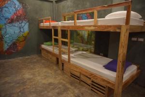 Palanda nebo palandy na pokoji v ubytování Hiraya Surf Hostel