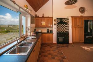 Köök või kööginurk majutusasutuses Cottage 215 - Claddaghduff