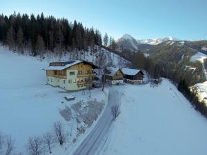 een luchtzicht op een huis in de sneeuw bij Tonnerhof in Schladming