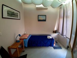 アウッラにあるLa Casa dei 5 Castelliの小さなベッドルーム(青いベッド1台、テーブル付)
