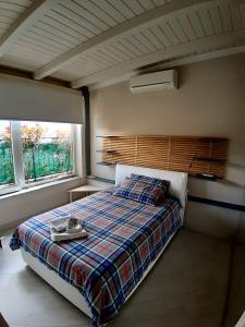 アウッラにあるLa Casa dei 5 Castelliのベッドルーム1室(ベッド1台、プライド毛布、窓2つ付)