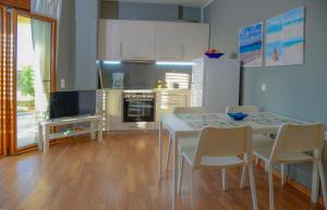 A kitchen or kitchenette at Pamela's house "private pool and spa"