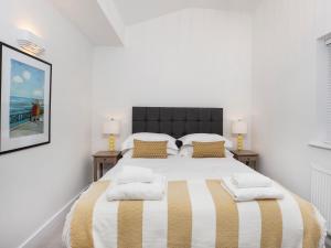Un pat sau paturi într-o cameră la White House Apartments-Free parking 1 car per apartment
