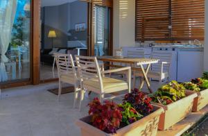 A kitchen or kitchenette at Pamela's house "private pool and spa"