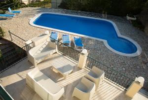 einen Pool mit Liegestühlen und einem Pool in der Unterkunft Torre Orquidaceae - Plus Costa Brava in L'Estartit