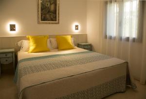 Ein Bett oder Betten in einem Zimmer der Unterkunft Torre Orquidaceae - Plus Costa Brava